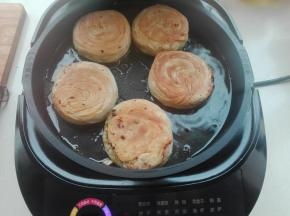 盖好盖子，选择馅饼功能烙制，注意观察上色情况