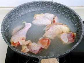 将剪好的鸡块焯水，冷水入锅煮3分钟，捞出用温水反复冲洗，将鸡块上的杂质冲洗干净。