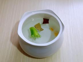 我选用的炖锅，炖锅中加入纯净水，加入香料。