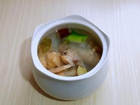 再把焯水的几块加入炖锅中。