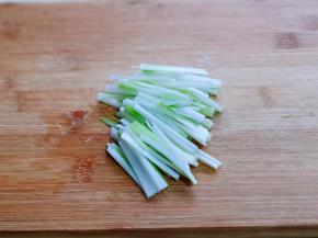 利用这个时间，将葱去皮切丝。