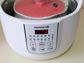 炖锅中加入水，再把内胆加入锅中，按煲汤即可，默认时间为2小时。