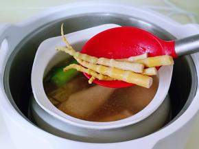 大约1小时时加入笋尖，虫草，继续炖30分钟。