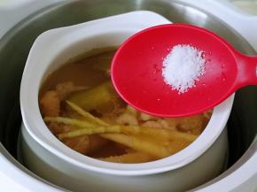30分钟后按个人口味加入盐，炖15分钟。