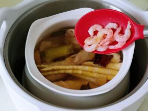 加入北极虾。(北极虾提前剥好虾仁)