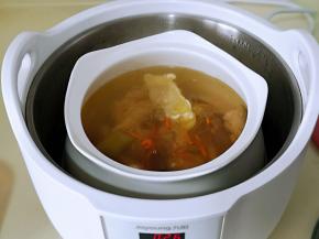 美味香浓的鸡汤好啦！