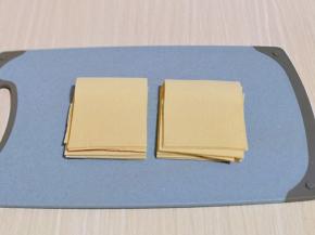 将干豆腐皮冲洗干净，切正方形放旁边备用。