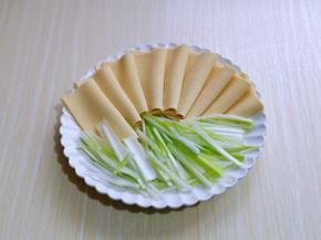 将切好的葱及干豆腐摆盘。