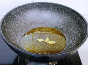 起油锅，加入姜片煸炒。