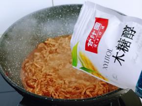 加入半小碗纯净水，再加入木糖醇，(木糖醇外观与蔗糖相似，甜度接近蔗糖，调味浓郁，口感清凉，适合不易多吃糖的人。）