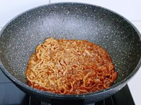 大火快速翻炒至粘稠出锅。(炒肉丝全程大约2-3分钟)