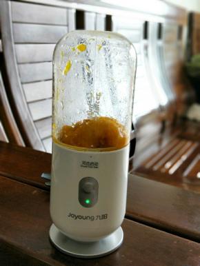 南瓜上锅蒸熟，然后用榨汁机打成泥。