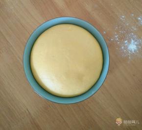 把所有材料混合，揉成光滑的面团，然后放到温暖的地方发酵一个小时左右。