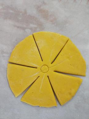 把那个圆的薄片分成六份，中间不要切断。