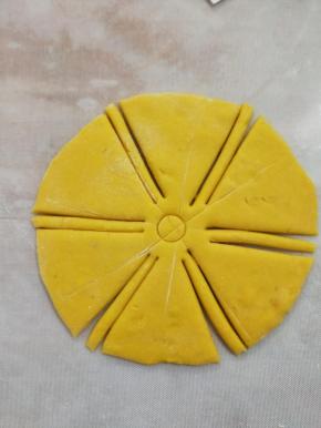 然后在每一份的右边切出一小条。