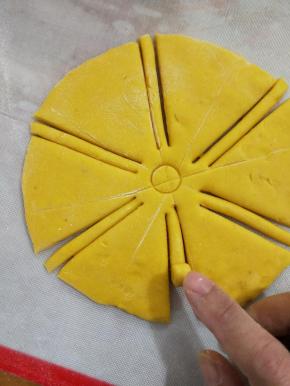 然后把那条从外面往里面慢慢卷起来，摆好。