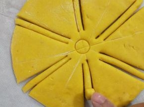 然后把那条从外面往里面慢慢卷起来，摆好。