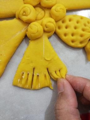 用手轻轻捏住尾部。