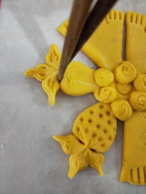 再用筷子夹紧。