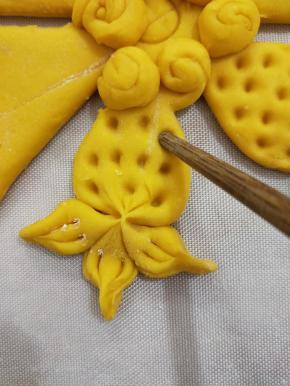 然后用筷子在鱼的身体部位，戳出洞洞。