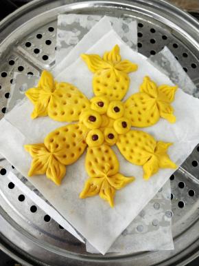 最后用红豆，沾到刚开始卷起来的那个圆点，做鱼的眼睛。做好后中火蒸十分钟，在焖三分钟即可。