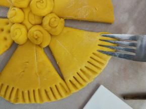 接着用叉子在每一份的外片压出痕迹。