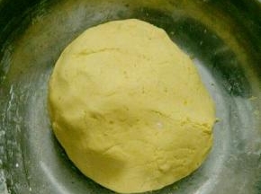 然后加入糯米粉。揉成不沾手的面团，饧半个小时。