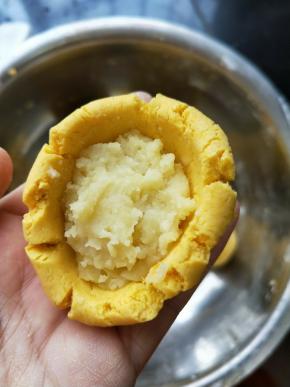 然后放入适量绿豆馅。