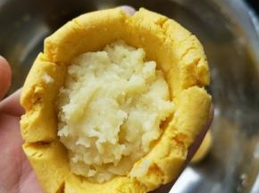 然后放入适量绿豆馅。