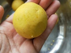 像包包子一样包好，然后再搓圆。
