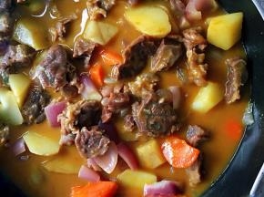 再开小火焖煮五分钟即可，一定要让汤汁收稍微浓稠些，拌米饭太香了