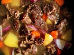 加入与食材齐平的水，大火煮开转中小火炖煮十五分钟