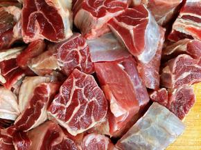 牛腿肉切大块冷水浸泡两小时以上，再冷水焯烫去血沫，温水冲洗干净杂质