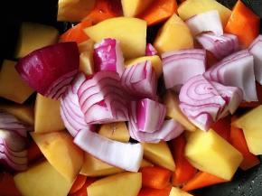 另起一锅，加少许油，将蔬菜翻炒均匀