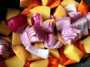 另起一锅，加少许油，将蔬菜翻炒均匀