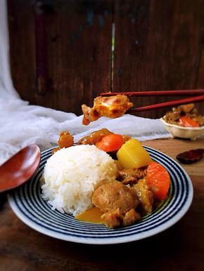 先来块酥烂、充满咖喱香气的牛腿肉吧