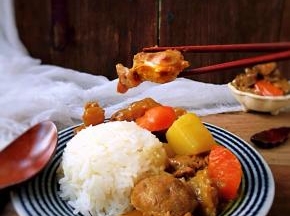 先来块酥烂、充满咖喱香气的牛腿肉吧