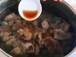 加花雕酒及以上香料，大火煮开转小火炖煮一小时