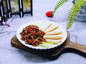 吃的时候用干豆腐卷京葱肉丝。