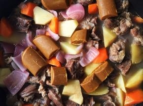 关火，将咖喱块掰开，与食材翻拌均匀