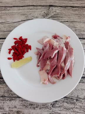 枸杞子洗净，猪心洗净切件