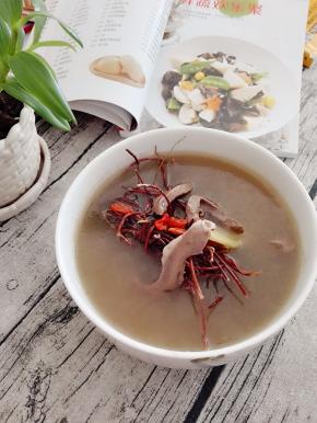 这款汤水具有清热去湿的功效，对急、慢性肝炎，乳腺炎也有一定的疗效。虚寒体弱者不建议食用哦