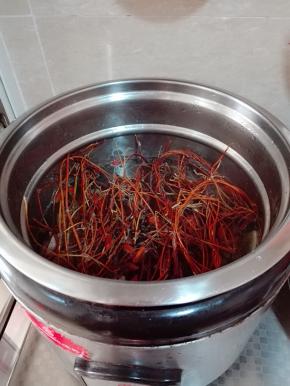 电炖锅加入适量的水，根据人口添加水量，倒入肉类，姜片。放入鸡骨草和枸杞子，加盖炖2个小时即可。食用时捞起鸡骨草，加入适量的食盐即可。