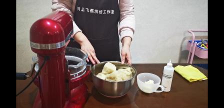 自然系白豆沙的做法:
京日豆沙2.5kg
爱尔焙黄油或伊利白黄油80-90g
白色素15cc
3样材料放入厨师搅拌即可

