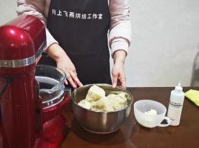自然系白豆沙的做法:
京日豆沙2.5kg
爱尔焙黄油或伊利白黄油80-90g
白色素15cc
3样材料放入厨师搅拌即可

