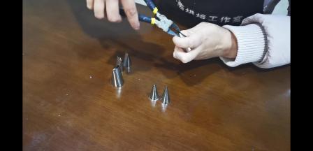 自然系花型大多都要改造花嘴，夹花嘴的时候要从宽头开始慢慢的去夹，一点点的去改造，不要操之过急夹坏花嘴