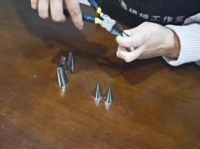 自然系花型大多都要改造花嘴，夹花嘴的时候要从宽头开始慢慢的去夹，一点点的去改造，不要操之过急夹坏花嘴