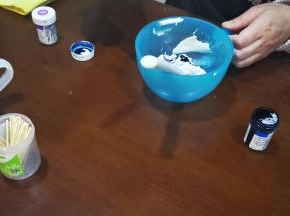 加入色素，加入惠尔通宝蓝色色素，只需少量，不要加多了，豆沙也只需要一小坨就好了