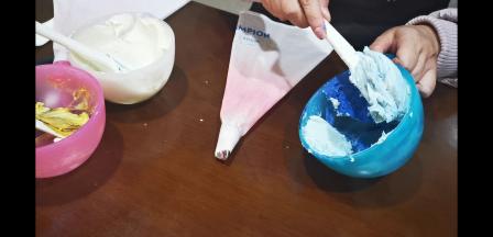 裱花嘴装入裱花袋，然后把豆沙调出淡淡的蓝色待用