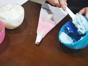 裱花嘴装入裱花袋，然后把豆沙调出淡淡的蓝色待用
